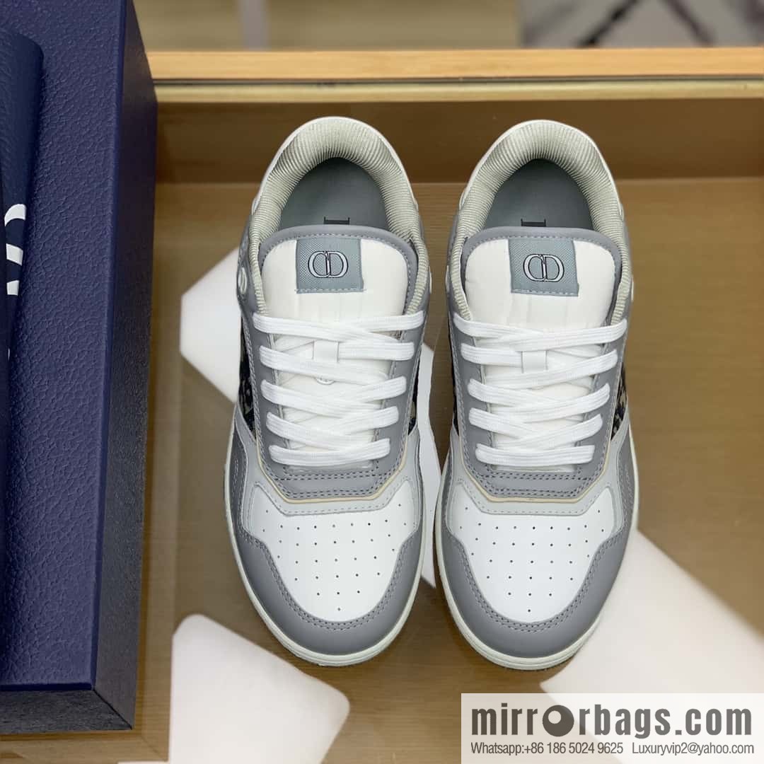 Dior uses black smooth cow leather (fabric) to carefully make B27 low-top sneakers