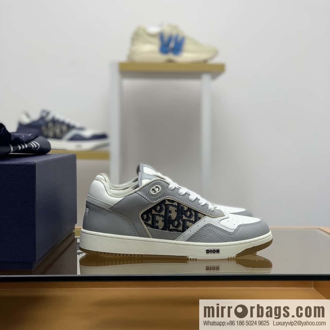 Dior uses black smooth cow leather (fabric) to carefully make B27 low-top sneakers