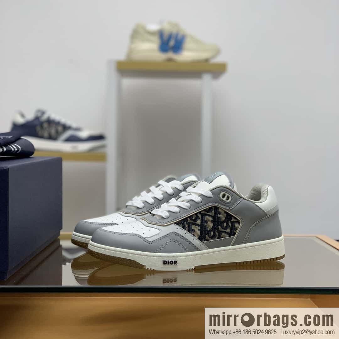 Dior uses black smooth cow leather (fabric) to carefully make B27 low-top sneakers