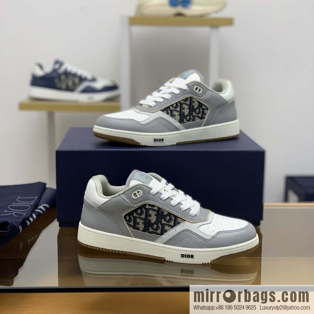 Dior uses black smooth cow leather (fabric) to carefully make B27 low-top sneakers