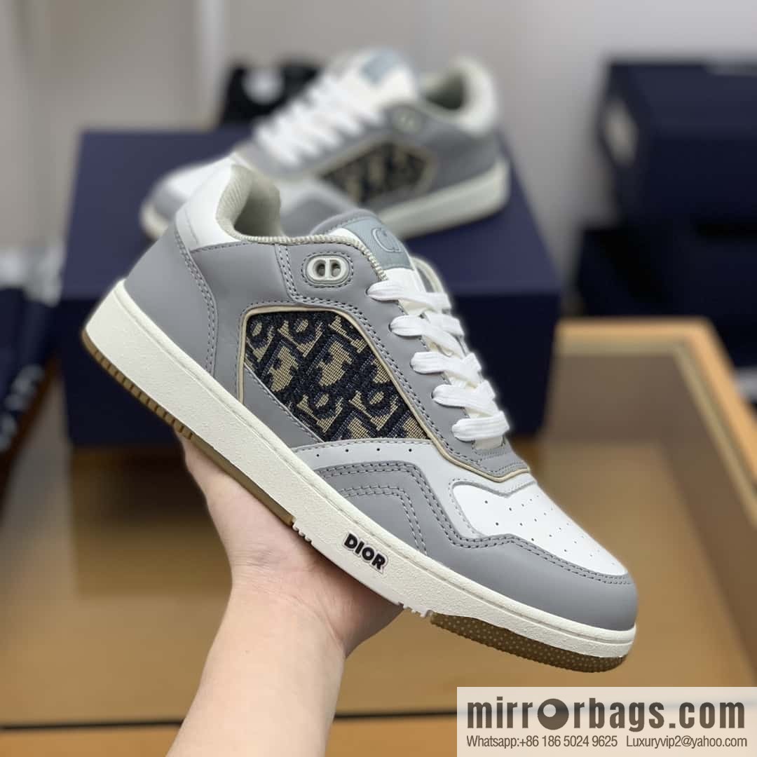 Dior uses black smooth cow leather (fabric) to carefully make B27 low-top sneakers