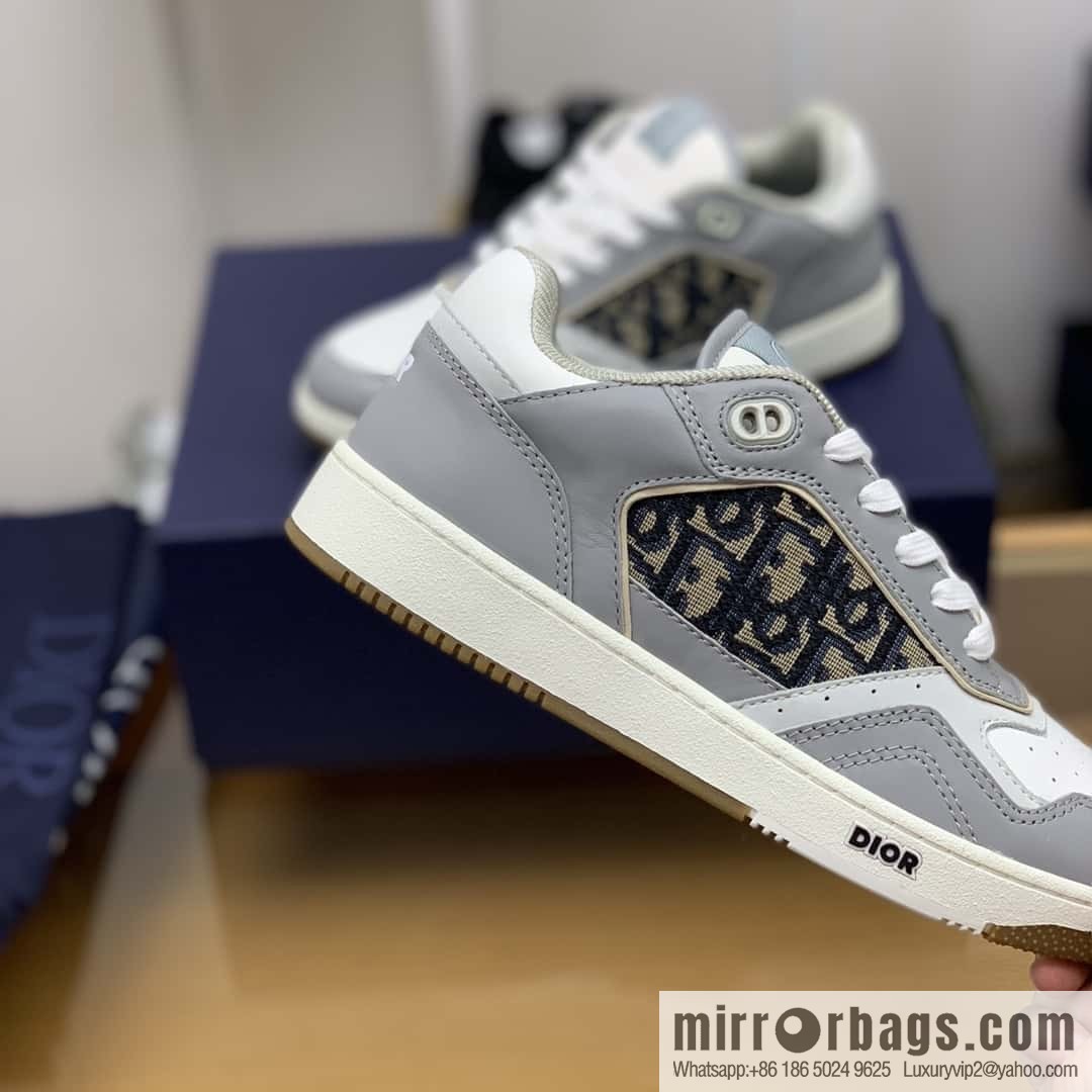 Dior uses black smooth cow leather (fabric) to carefully make B27 low-top sneakers