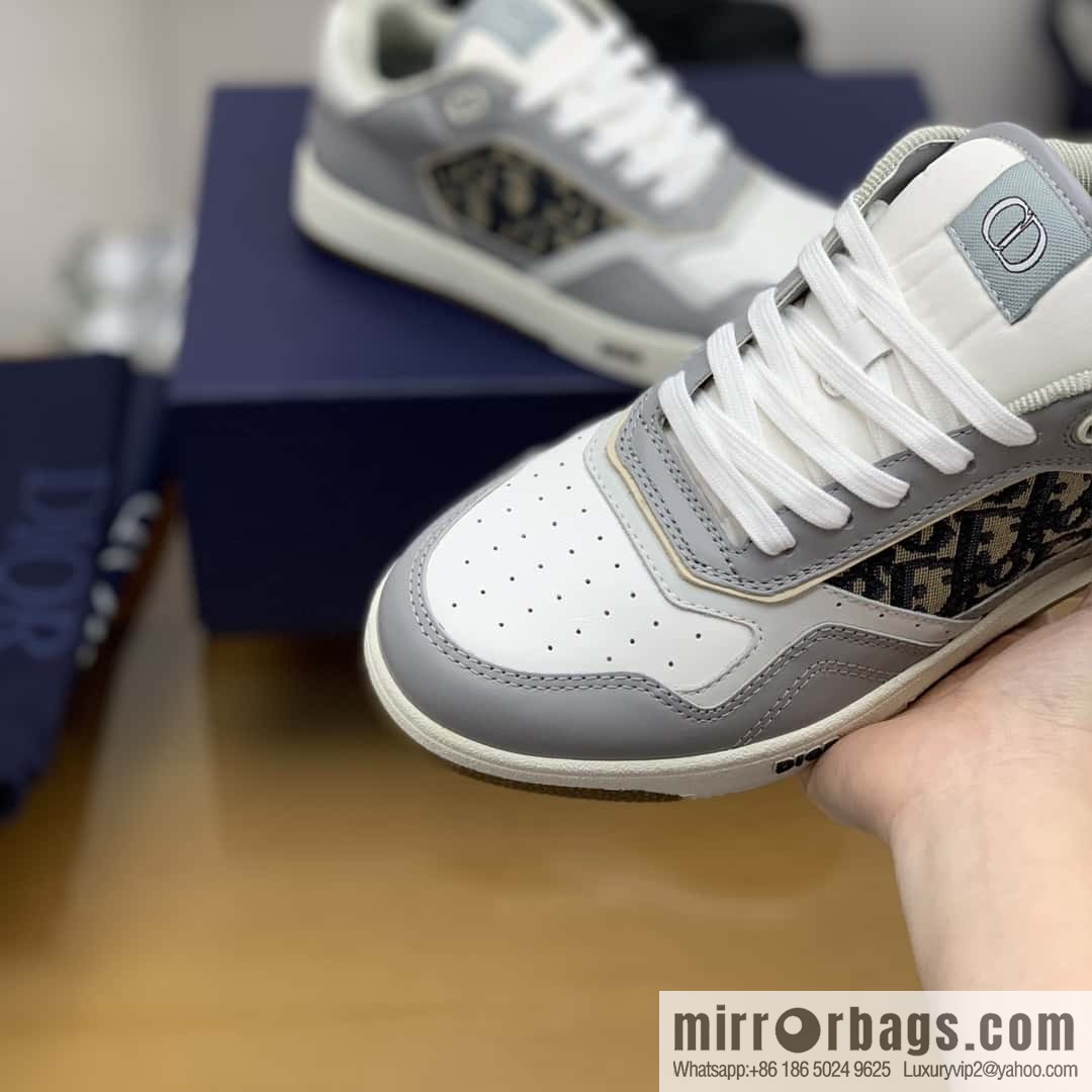 Dior uses black smooth cow leather (fabric) to carefully make B27 low-top sneakers