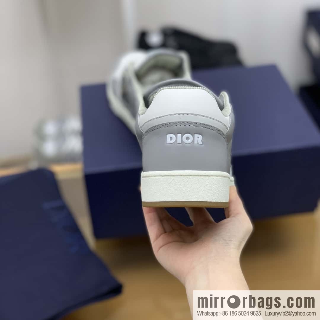 Dior uses black smooth cow leather (fabric) to carefully make B27 low-top sneakers