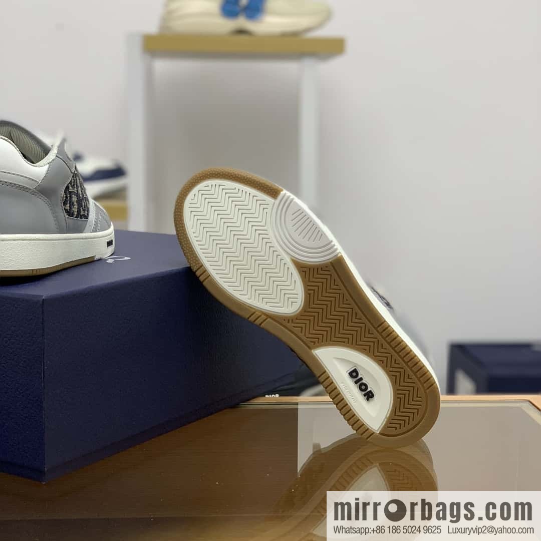 Dior uses black smooth cow leather (fabric) to carefully make B27 low-top sneakers