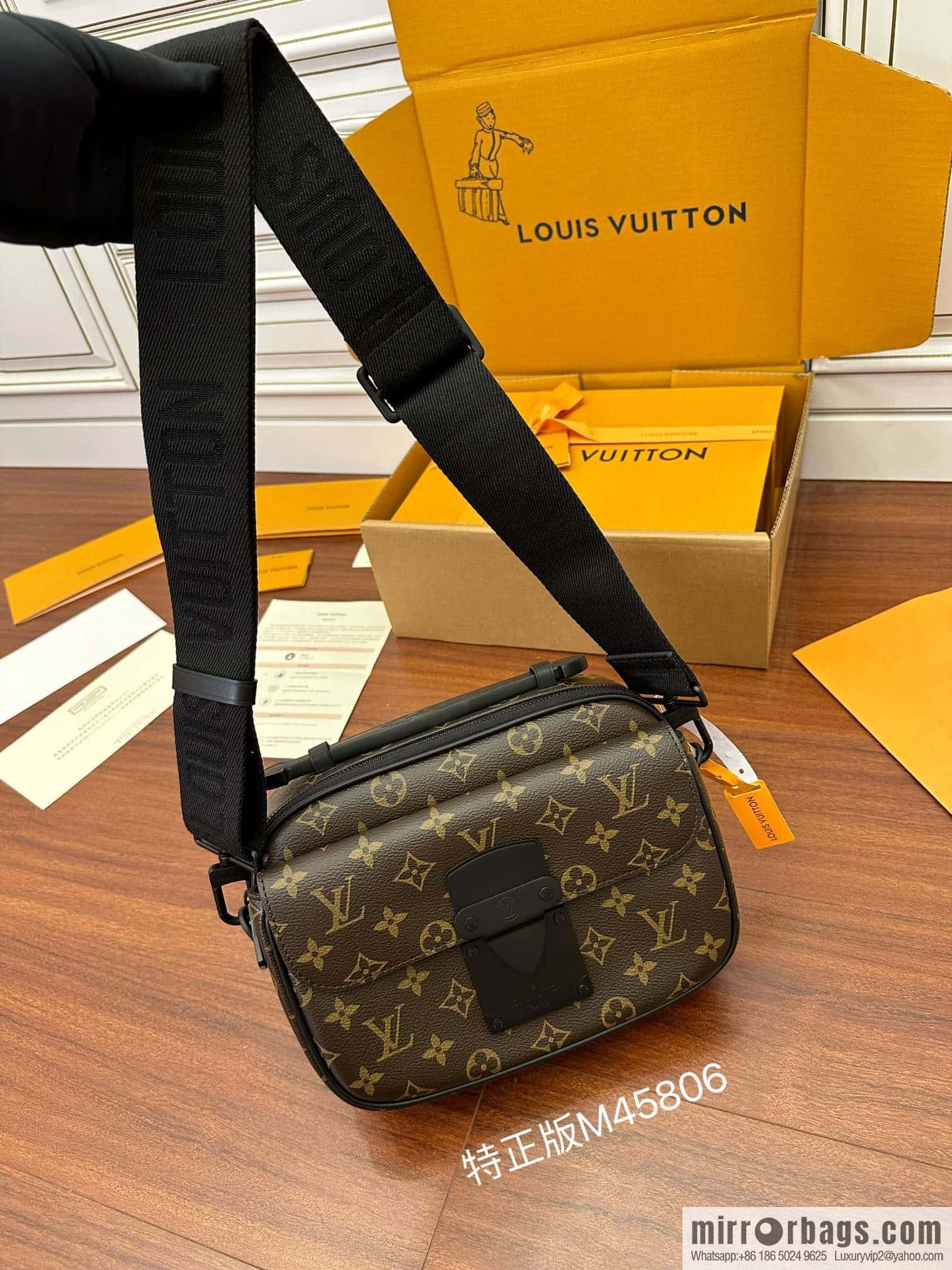 LV M45806 S Lock Messenger