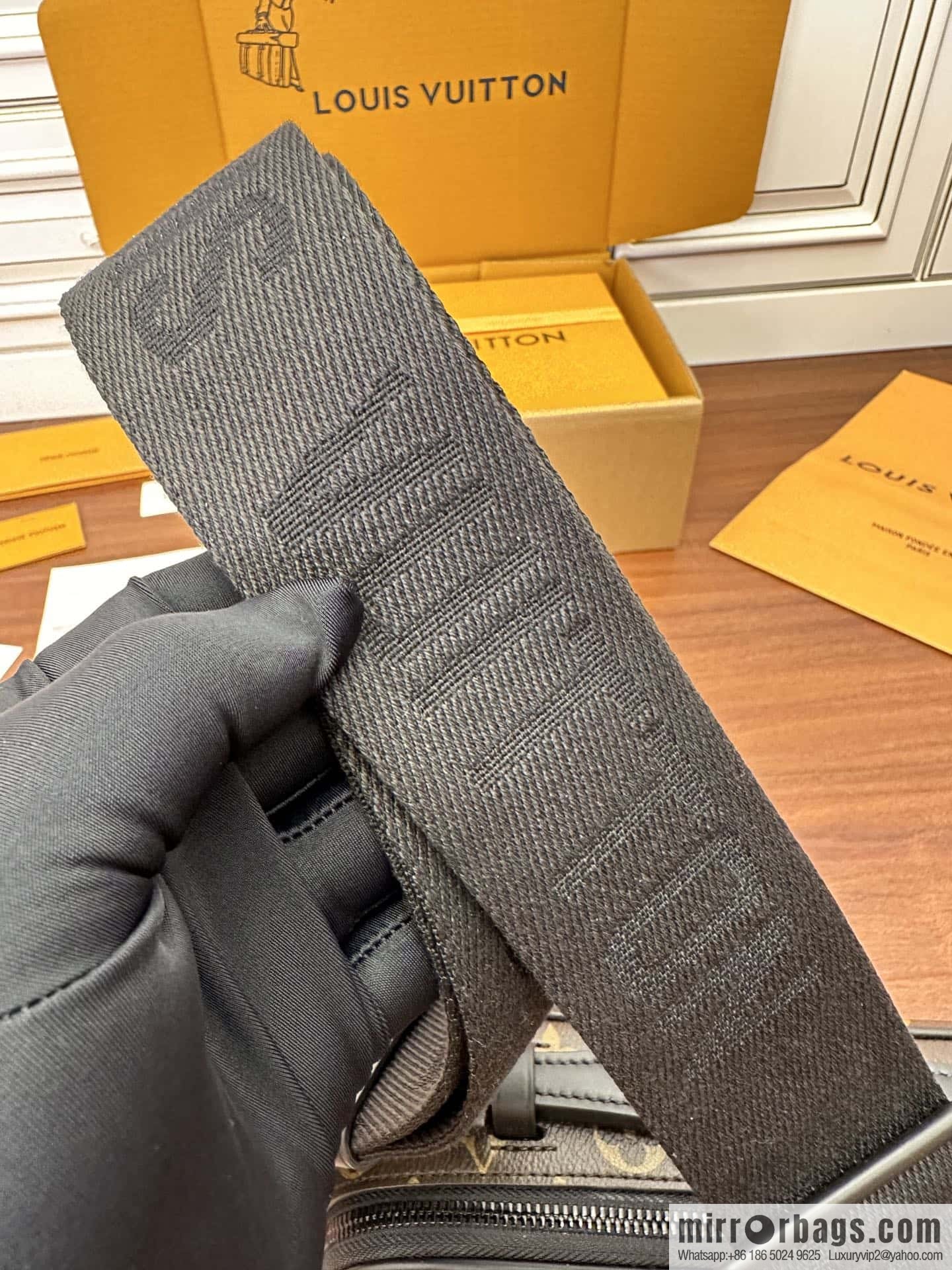 LV M45806 S Lock Messenger