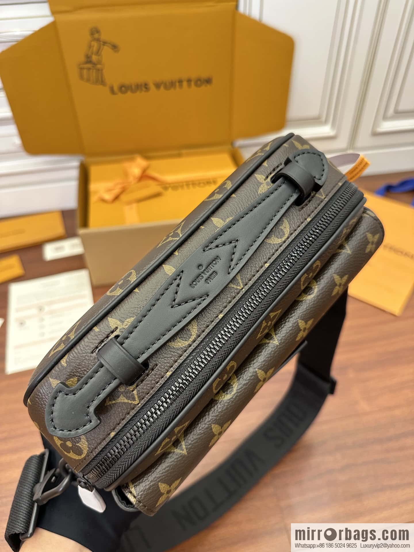 LV M45806 S Lock Messenger