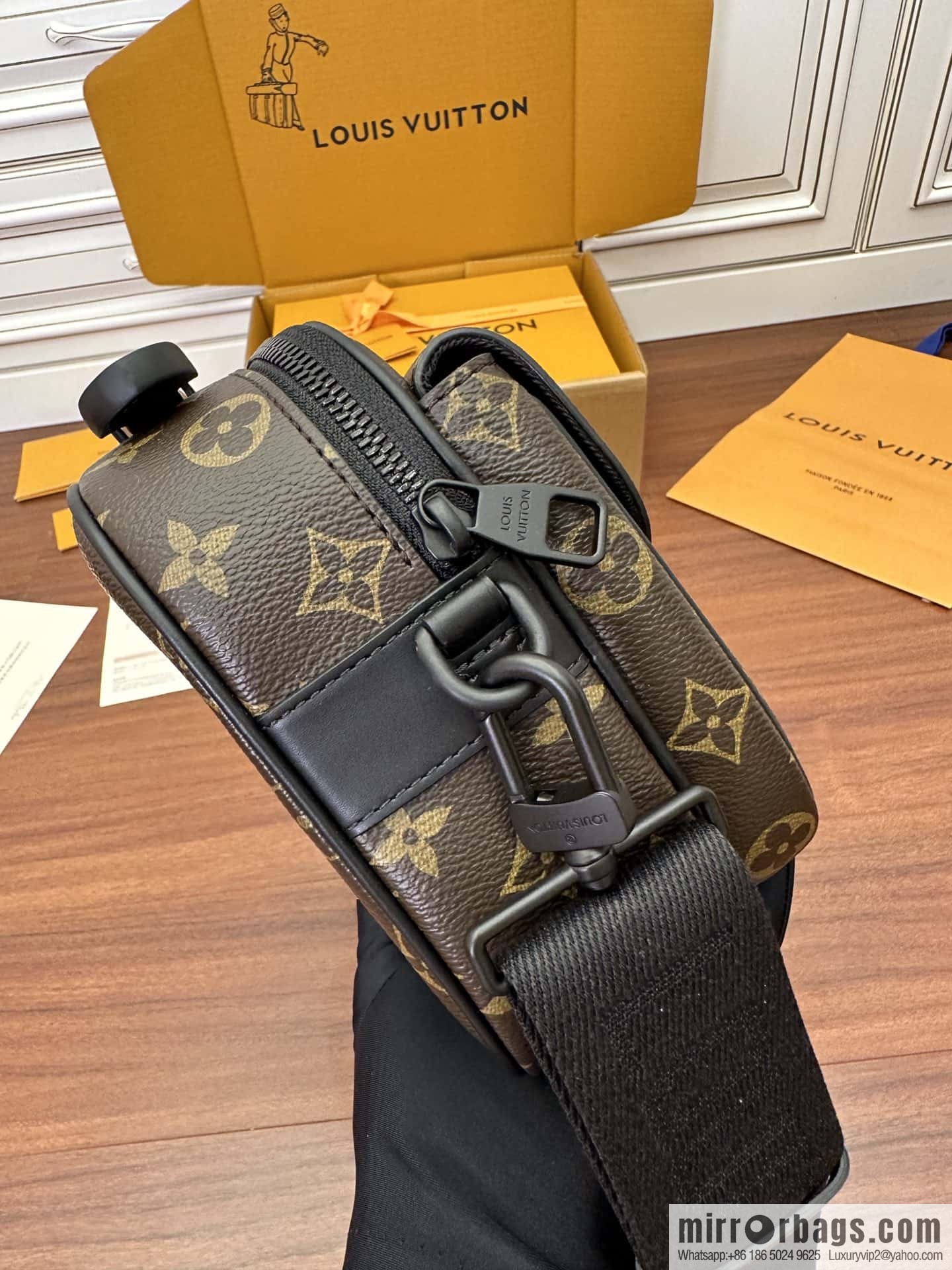 LV M45806 S Lock Messenger