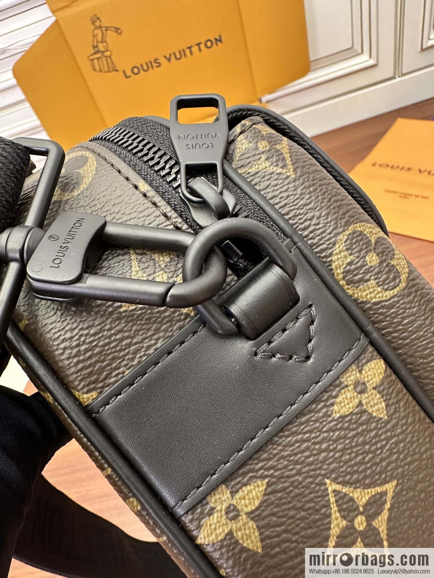 LV M45806 S Lock Messenger