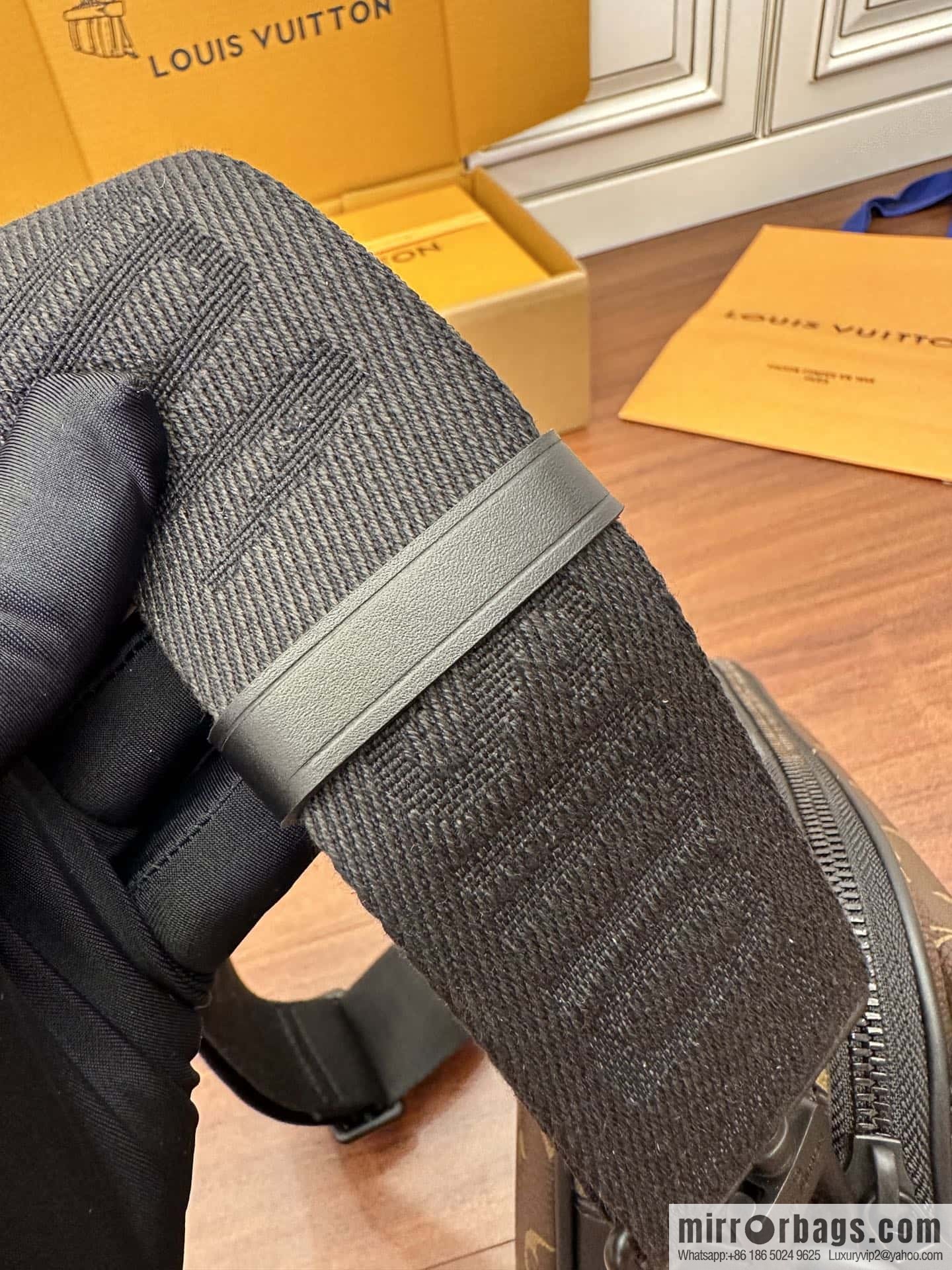 LV M45806 S Lock Messenger