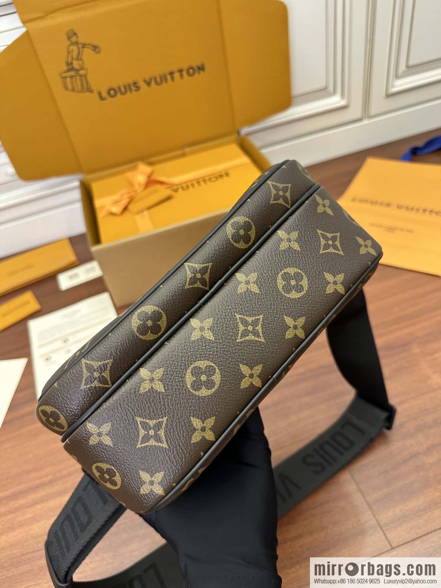 LV M45806 S Lock Messenger