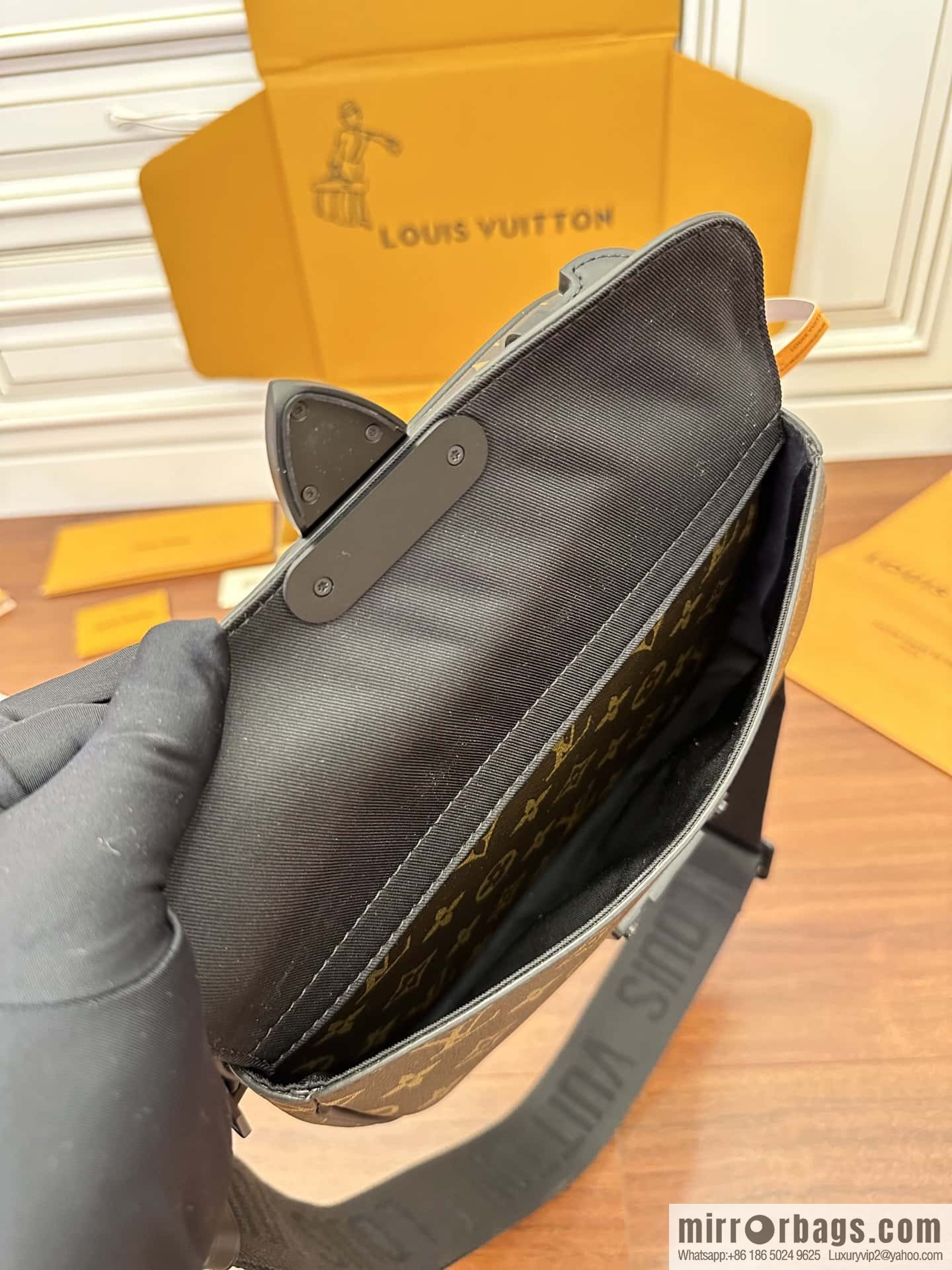 LV M45806 S Lock Messenger