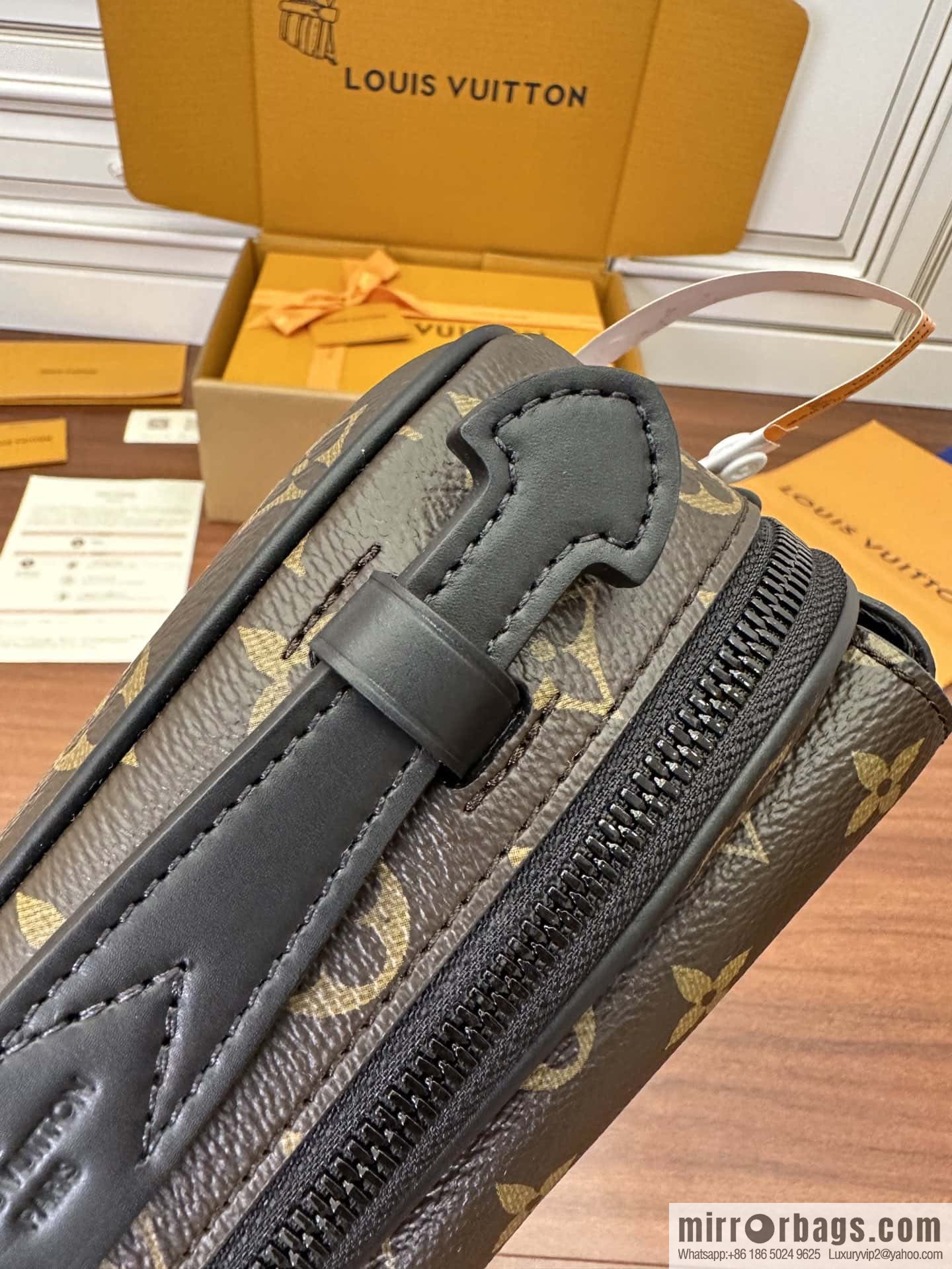 LV M45806 S Lock Messenger