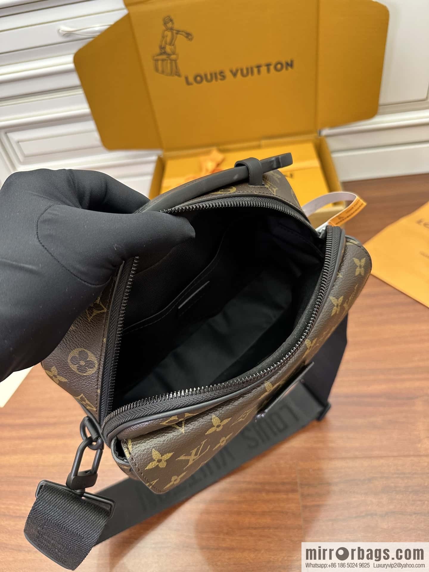 LV M45806 S Lock Messenger