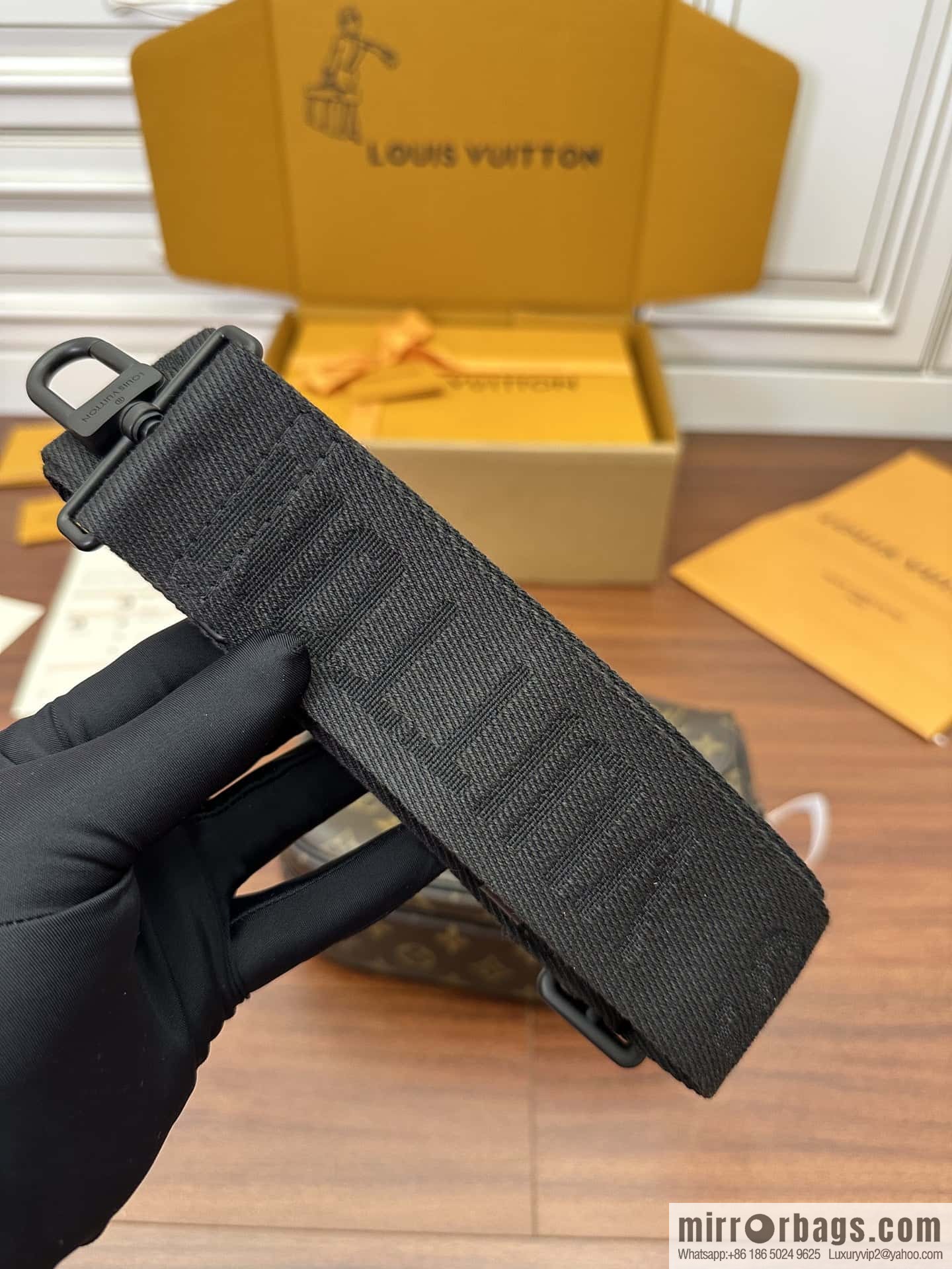 LV M45806 S Lock Messenger