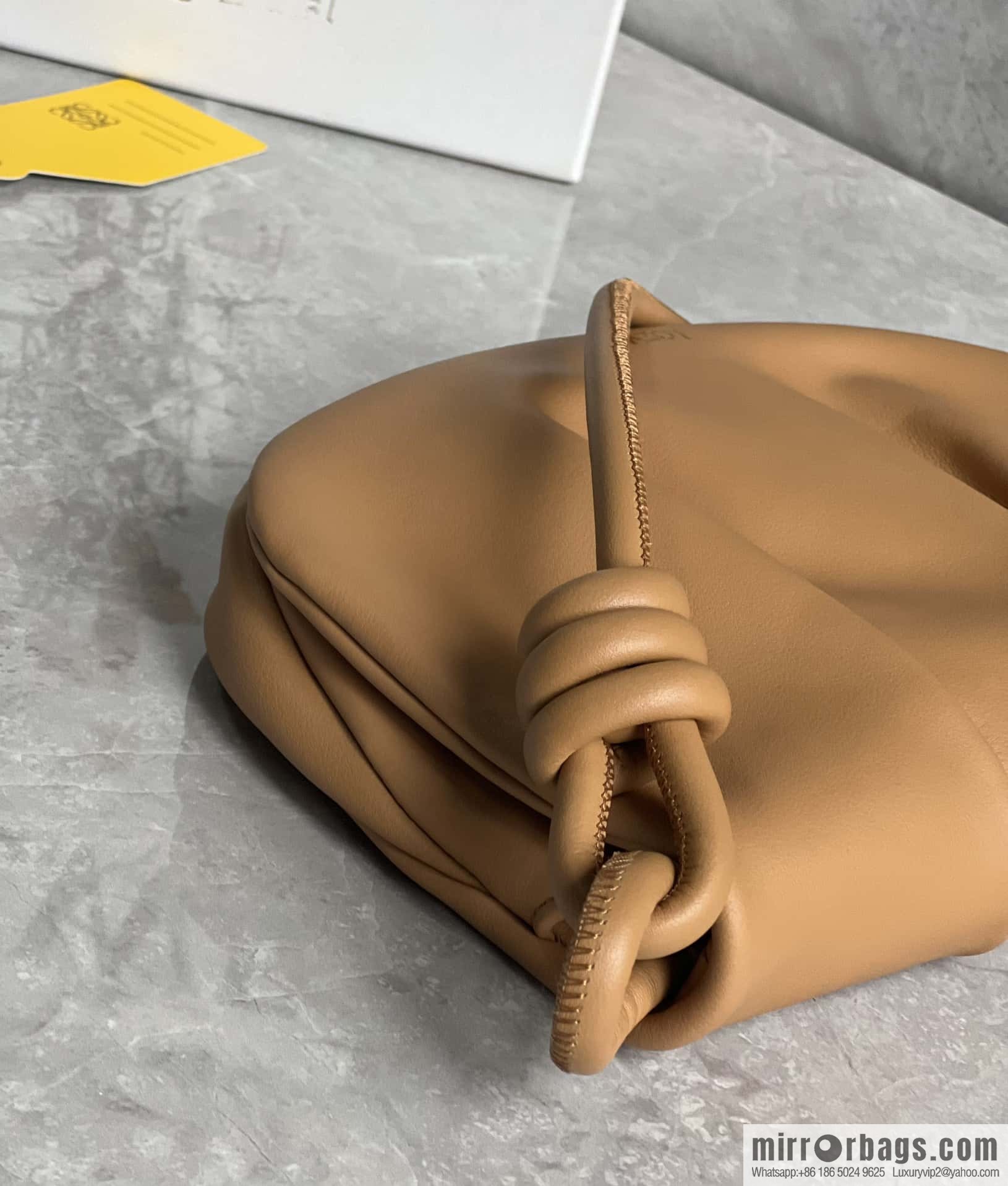 LOEWE's latest series Paseo new member Paseo Satchel 0686 caramel color