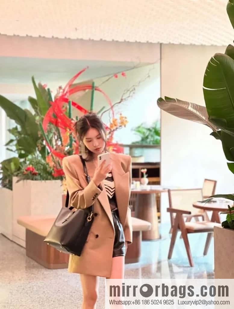 LE 5A-7 series of new medium super good-looking bucket bag model: 742828
