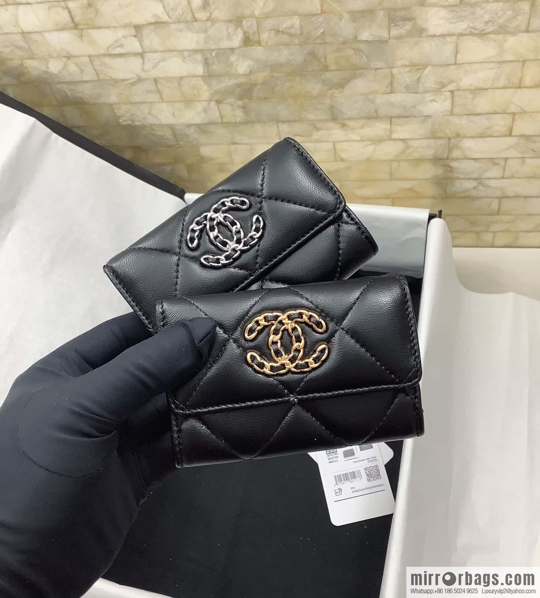 CHANEL classic rhombus 19 sheepskin gold buckle big cc logo snap card holder AP1790