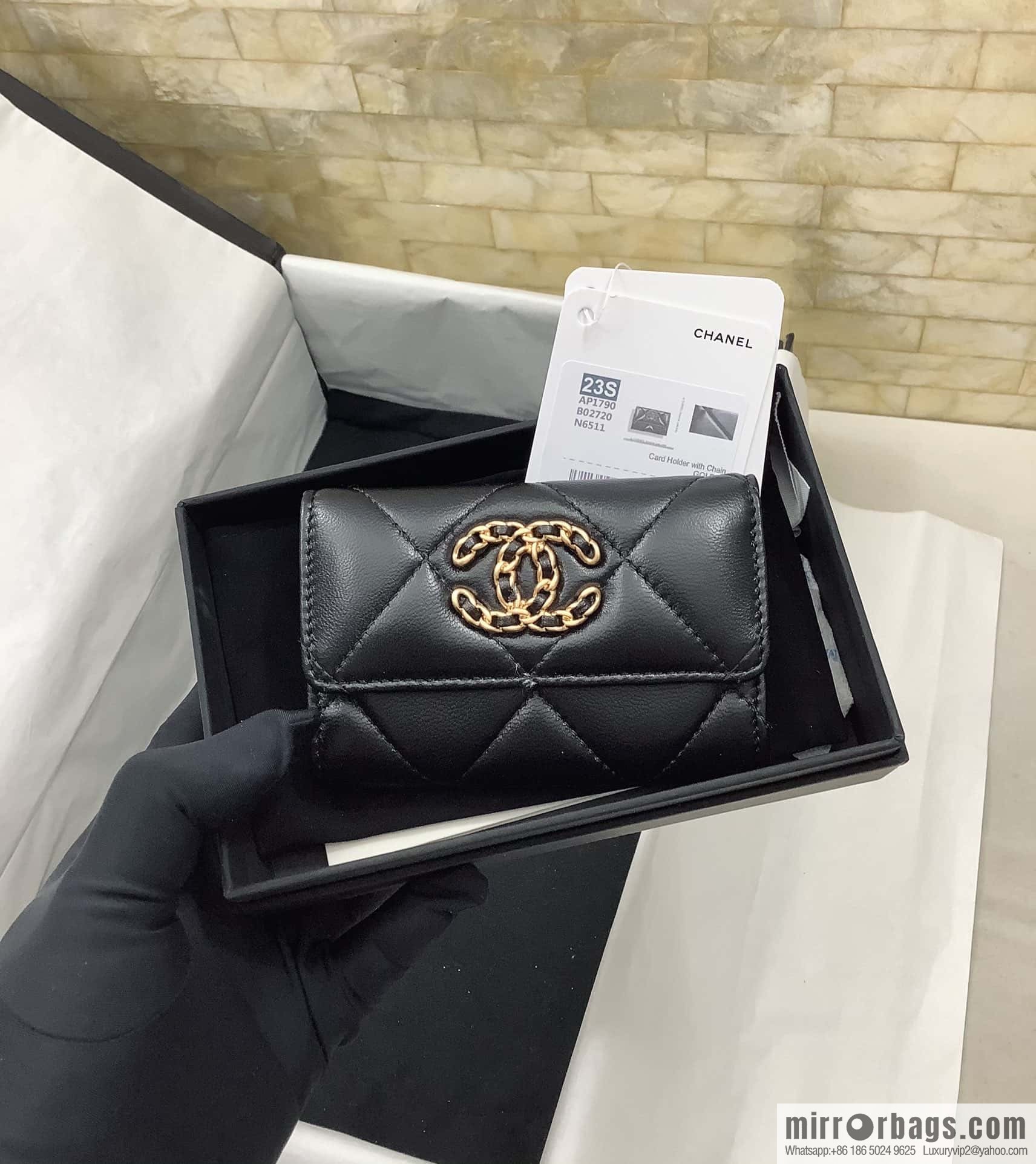 CHANEL classic rhombus 19 sheepskin gold buckle big cc logo snap card holder AP1790