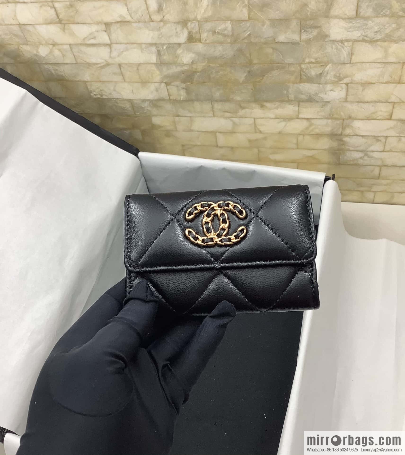 CHANEL classic rhombus 19 sheepskin gold buckle big cc logo snap card holder AP1790