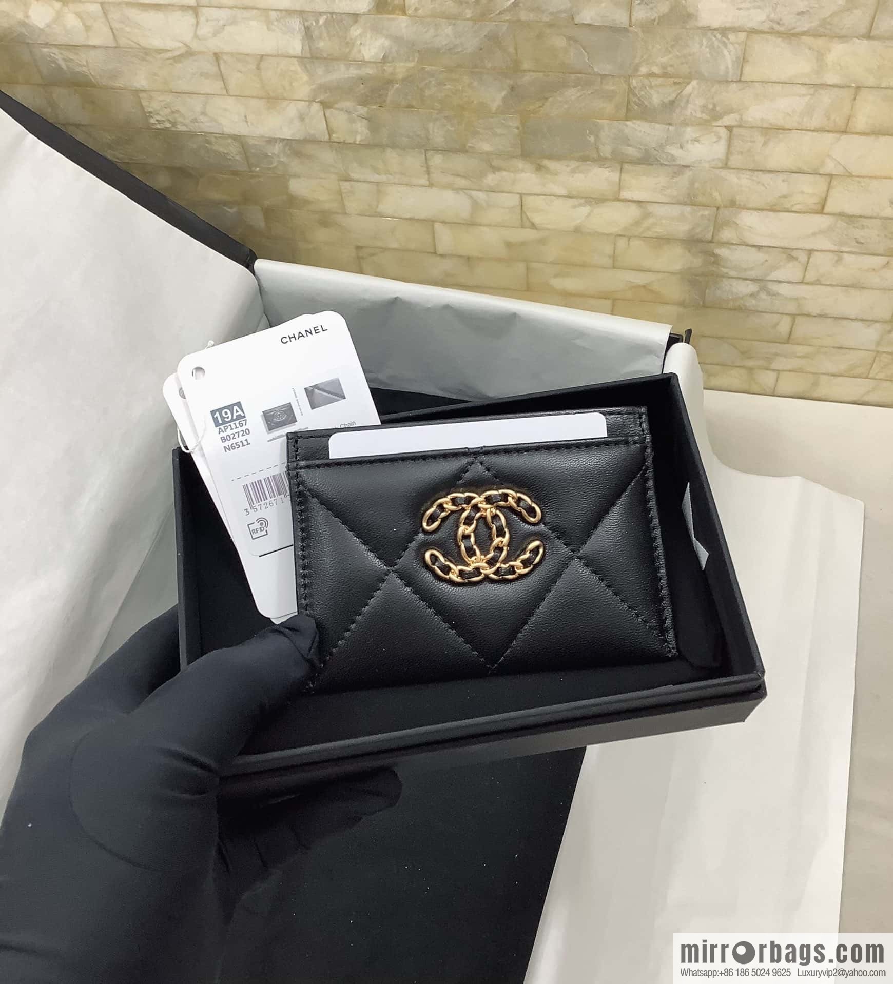 CHANEL classic rhombus 19 sheepskin gold buckle big cc logo card holder AP1167