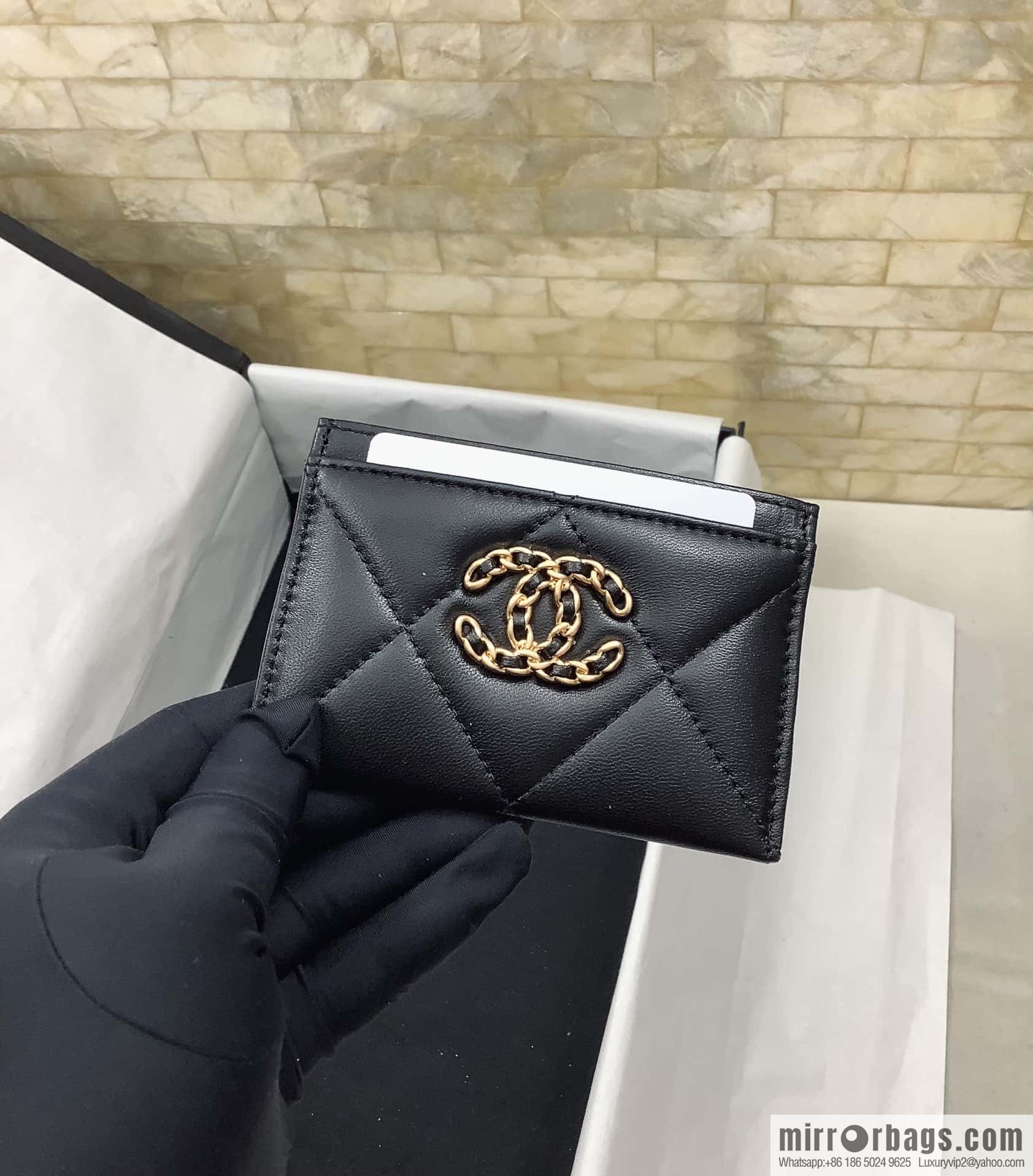 CHANEL classic rhombus 19 sheepskin gold buckle big cc logo card holder AP1167