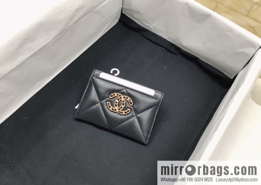 CHANEL classic rhombus 19 sheepskin gold buckle big cc logo card holder AP1167