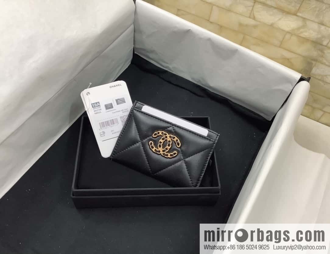 CHANEL classic rhombus 19 sheepskin gold buckle big cc logo card holder AP1167