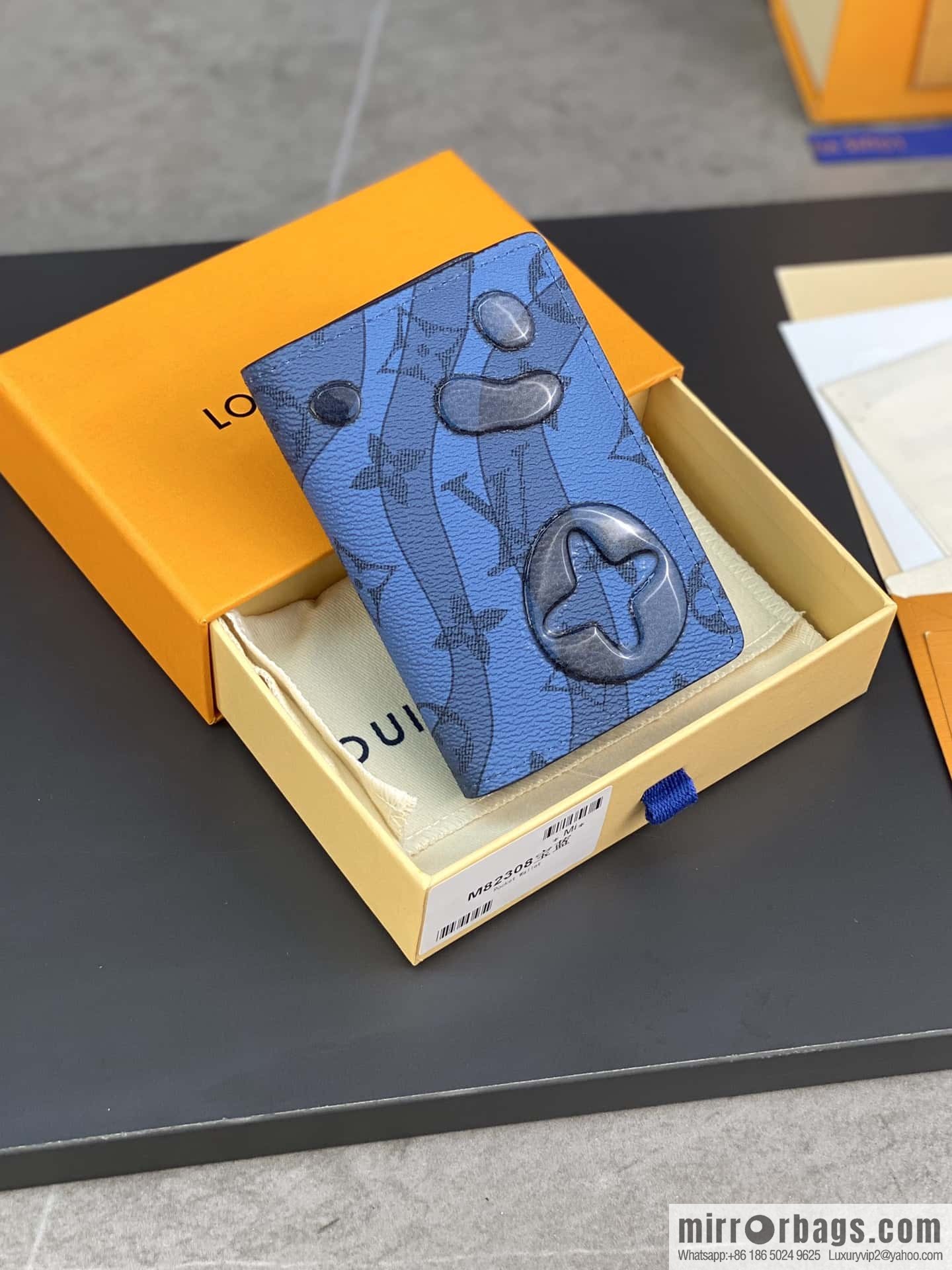 LV M82308 Pocket Organizer
