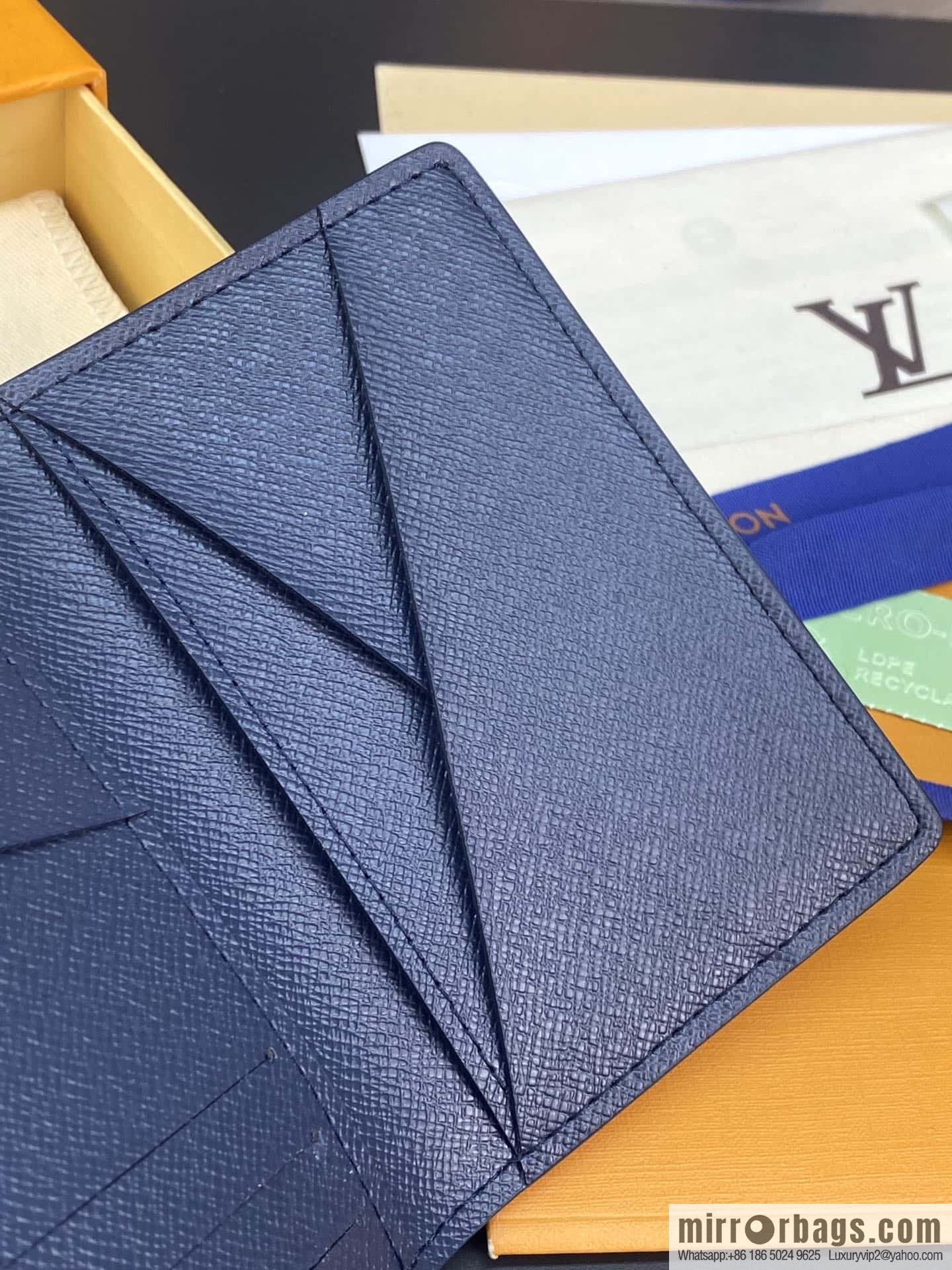 LV M82308 Pocket Organizer