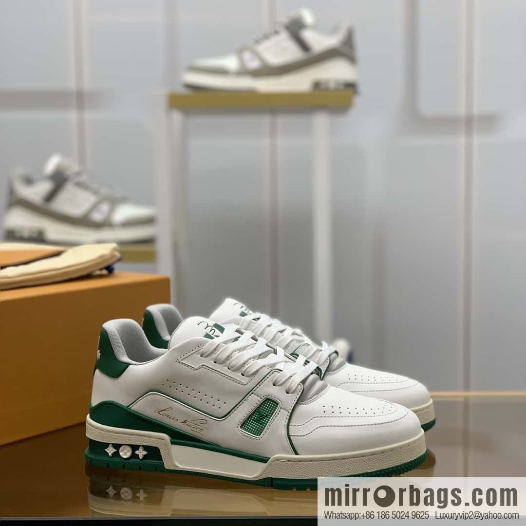 LV white calfskin, men's sports and leisure shoes.