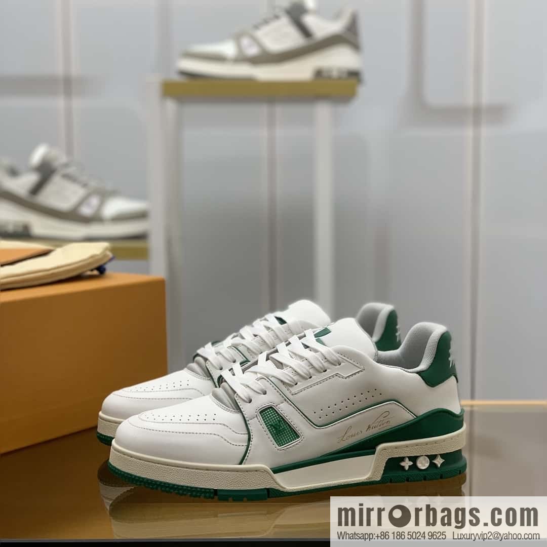 LV white calfskin, men's sports and leisure shoes.