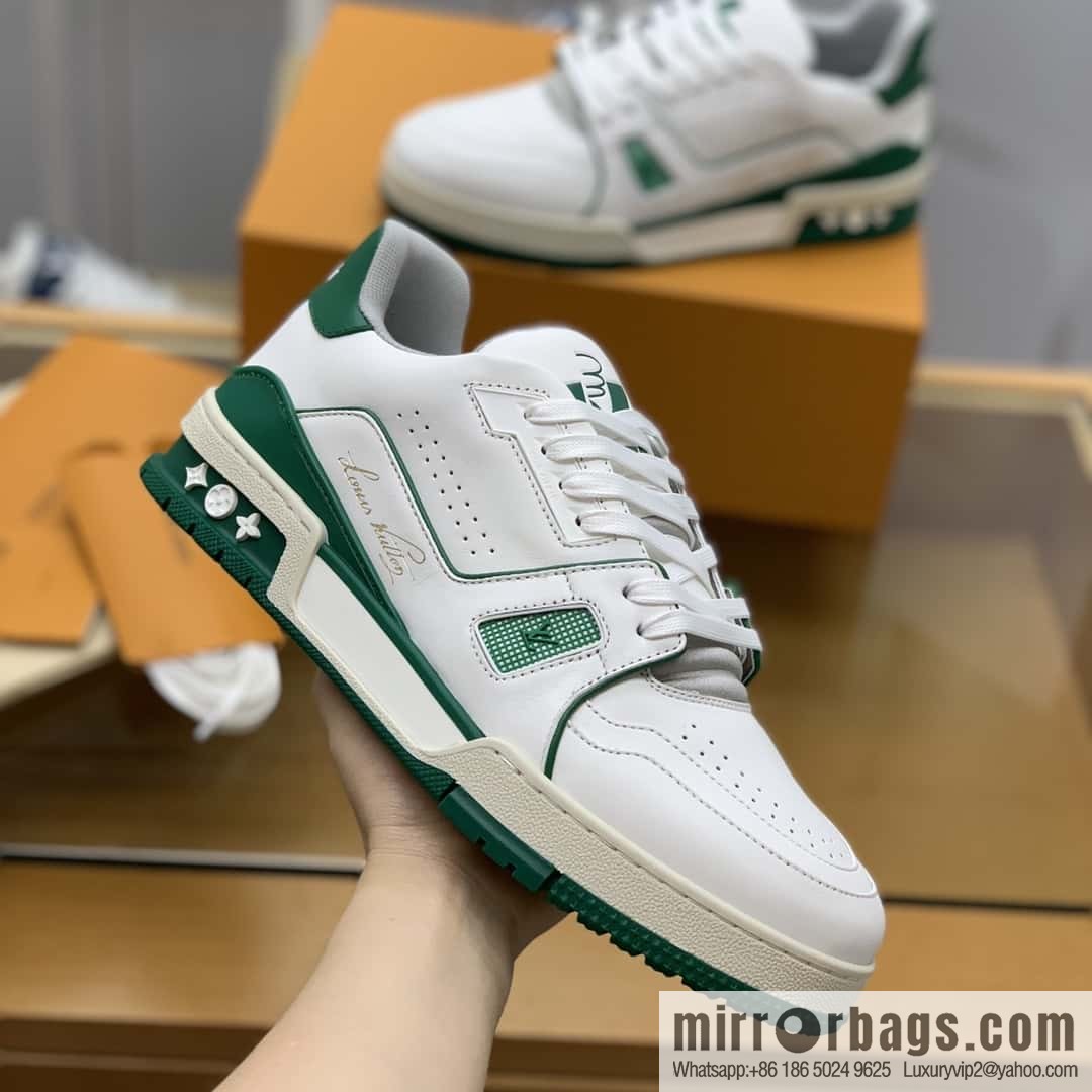 LV white calfskin, men's sports and leisure shoes.