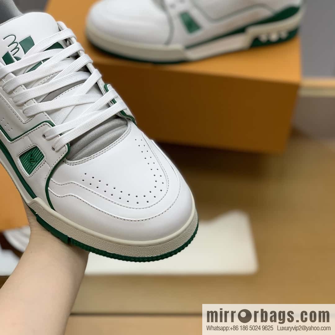 LV white calfskin, men's sports and leisure shoes.