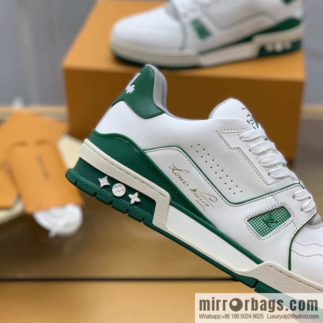 LV white calfskin, men's sports and leisure shoes.