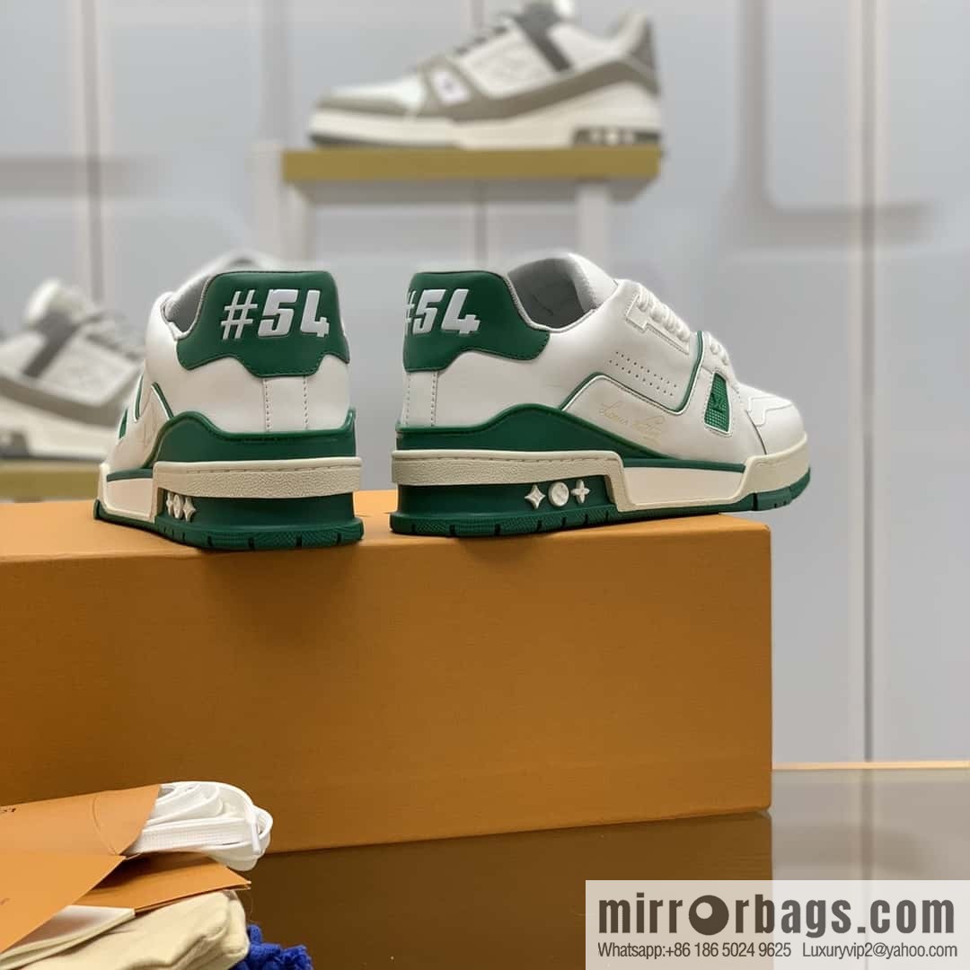 LV white calfskin, men's sports and leisure shoes.