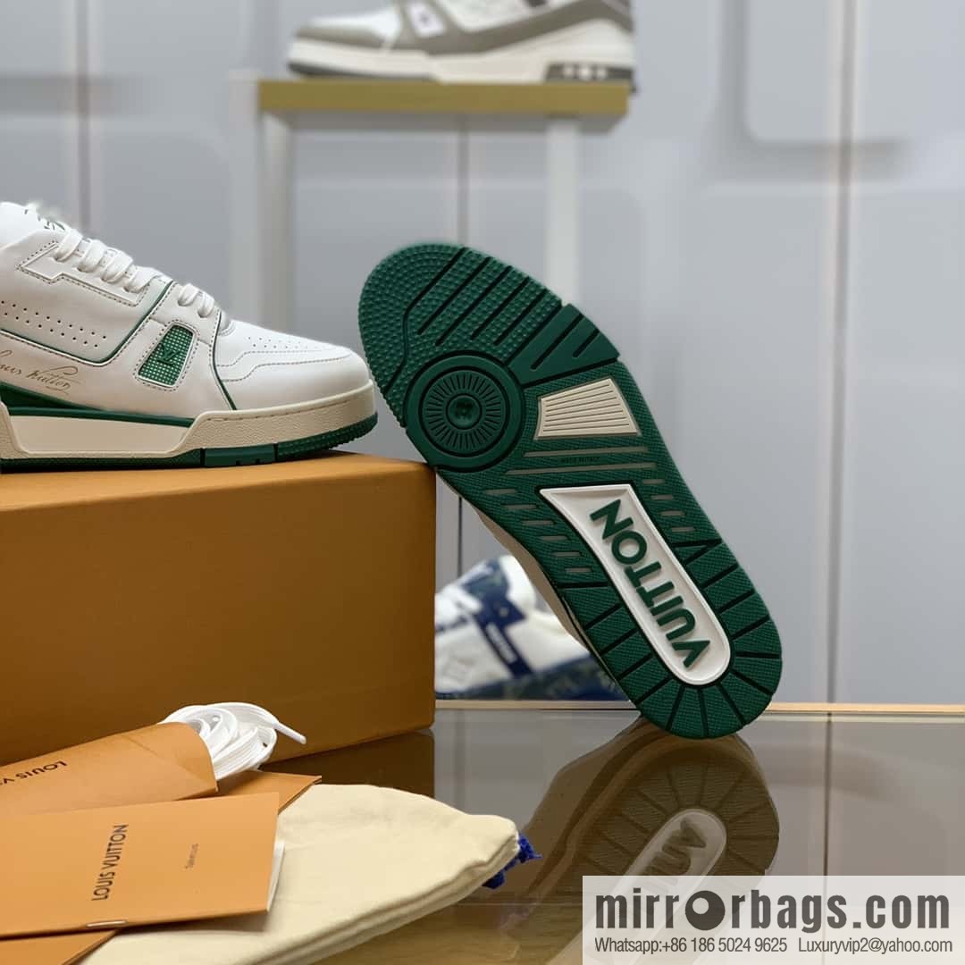 LV white calfskin, men's sports and leisure shoes.