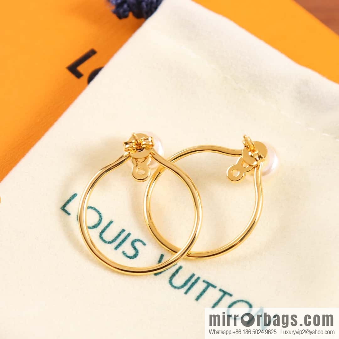 Louis Vuitton LV pearl round stud earrings