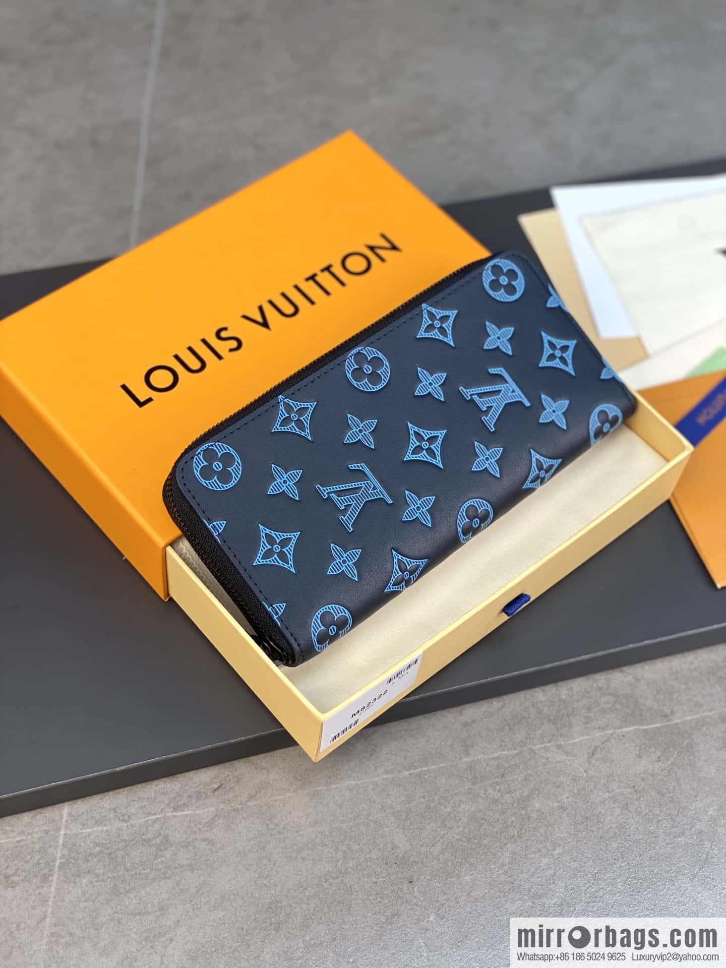 LV M82322 ZIPPY VERTICAL MONEY