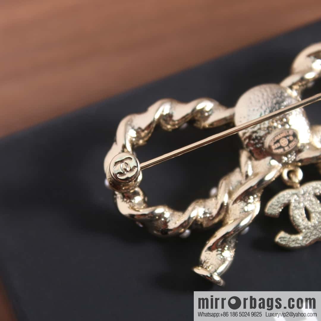 New ☑️ Chanel Double C Pink Diamond Bow Brooch