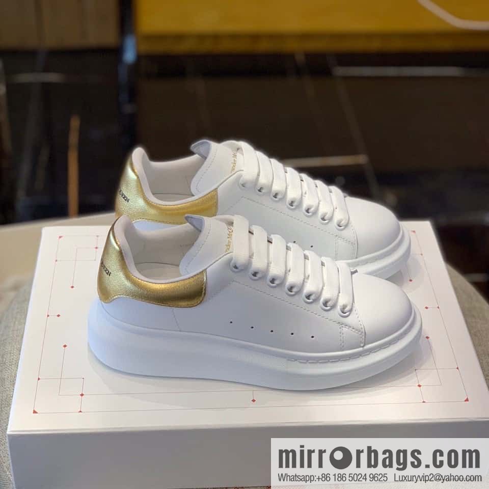 Alexander McQueen Alexander McQueen gold leather tail, the same sneaker for men and women