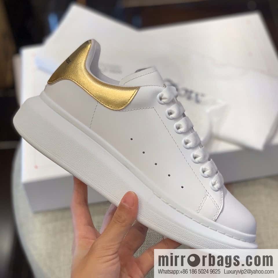 Alexander McQueen Alexander McQueen gold leather tail, the same sneaker for men and women
