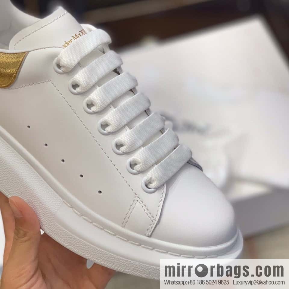Alexander McQueen Alexander McQueen gold leather tail, the same sneaker for men and women