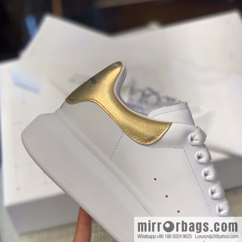 Alexander McQueen Alexander McQueen gold leather tail, the same sneaker for men and women