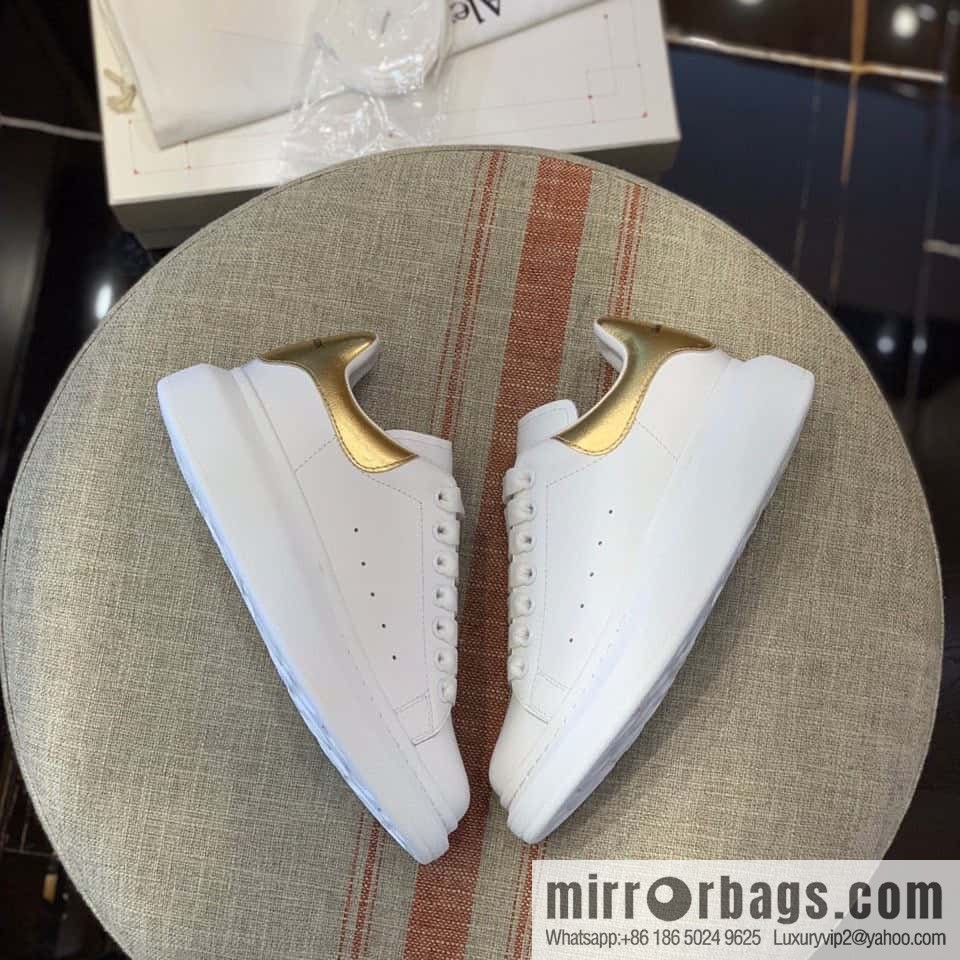 Alexander McQueen Alexander McQueen gold leather tail, the same sneaker for men and women