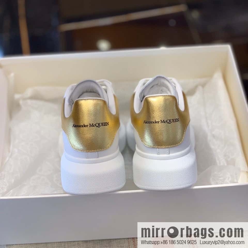 Alexander McQueen Alexander McQueen gold leather tail, the same sneaker for men and women