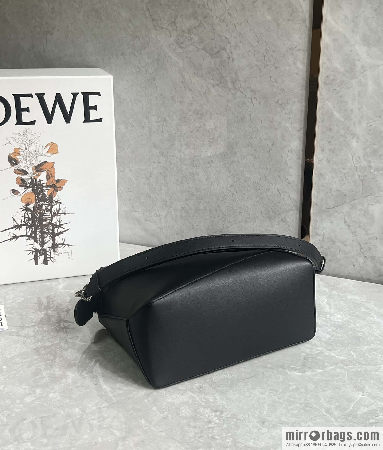LOEWE Puzzle 24CM bag leather small geometric bag 0681 black