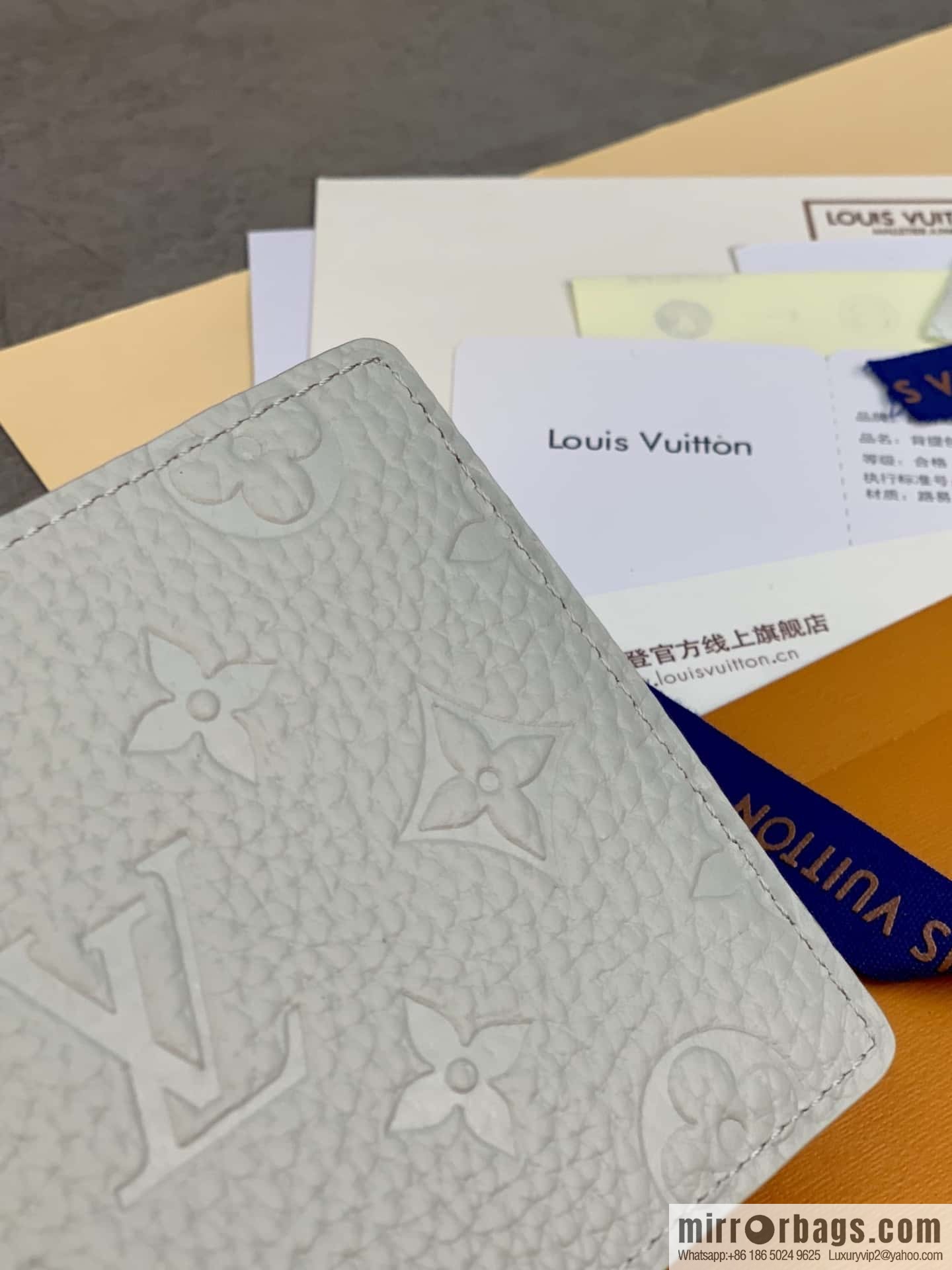 LV M82562 MULTIPLE wallet