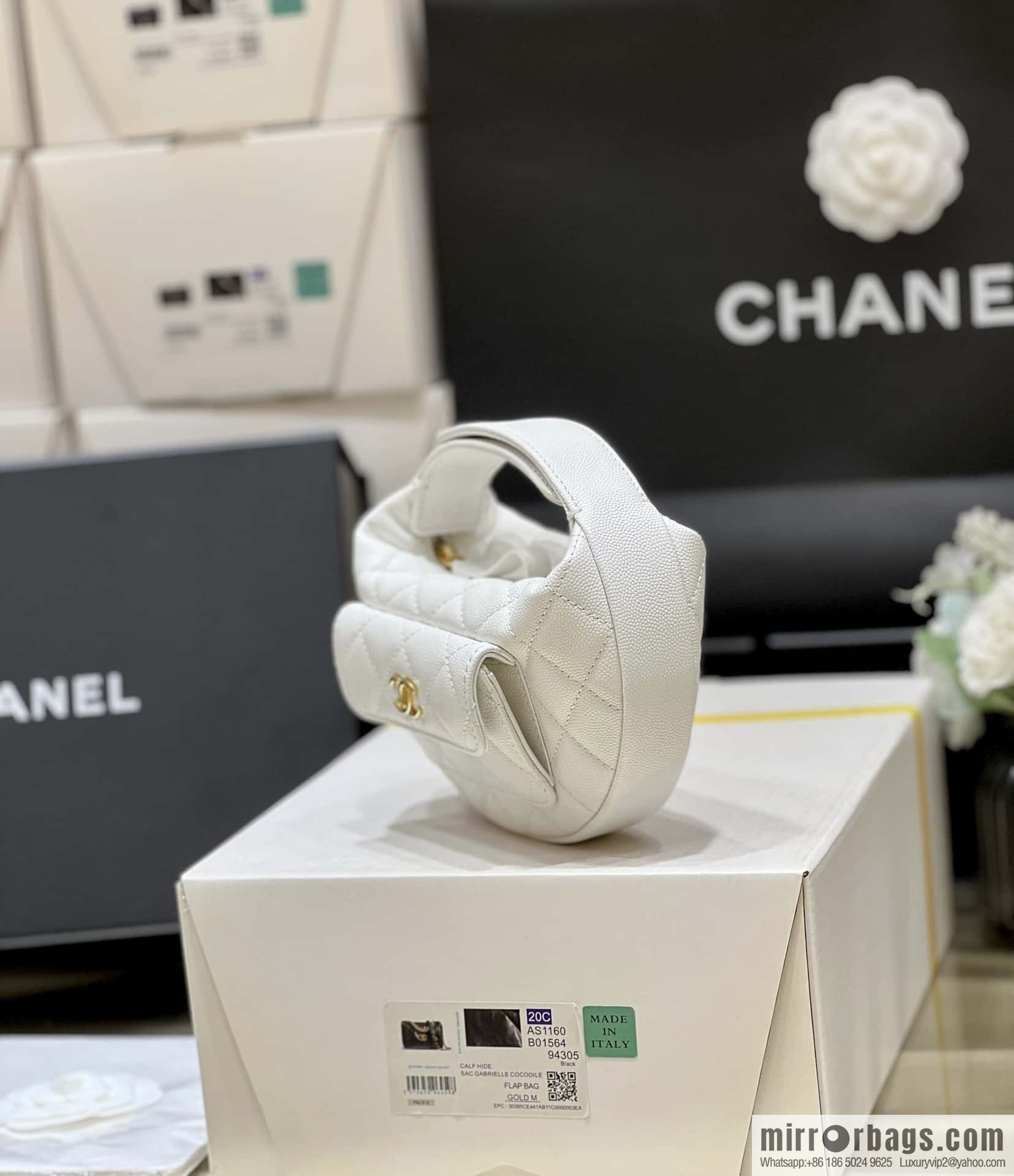 CHANEL 23B autumn and winter trailer series, lychee leather hula hoop AP3467 white